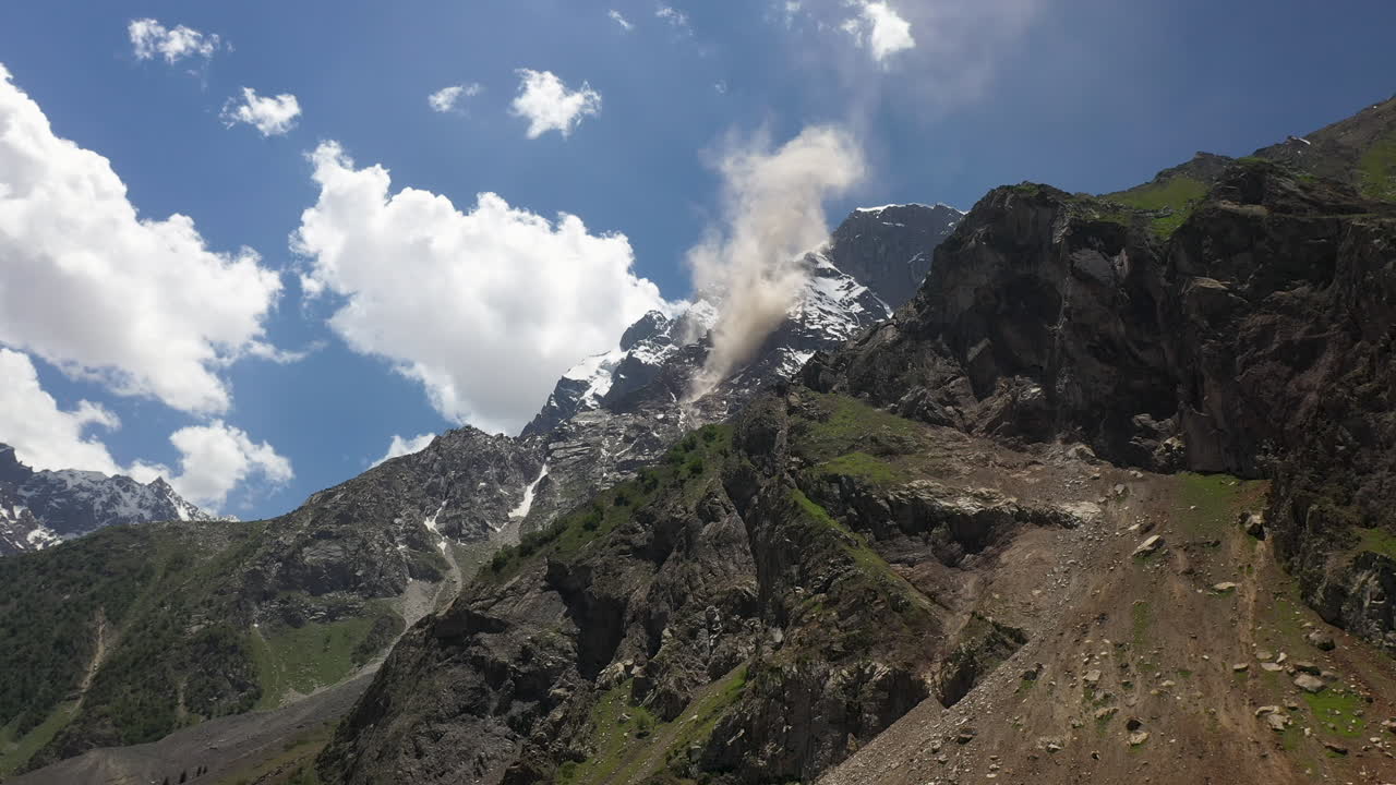 toma aérea de nanga parbat, praderas de hadas pakistán, mirando hacia el pico de una montaña con nubes que salen de la cresta, toma cinematográfica de drones