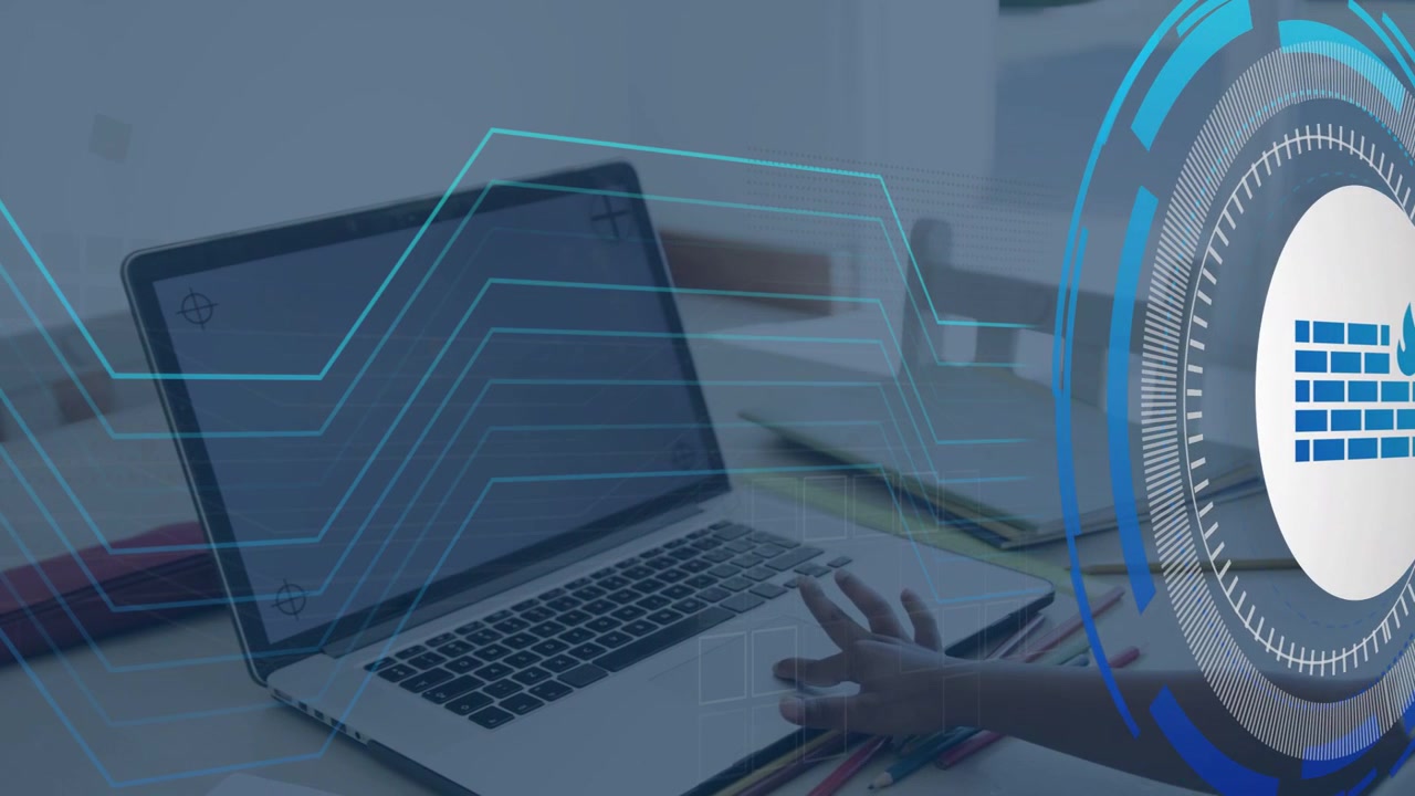 Een jongen tikt op een trackpad in zijn studeerkamer, activeert een geanimeerde firewall HUD en visualiseert datalijnen.