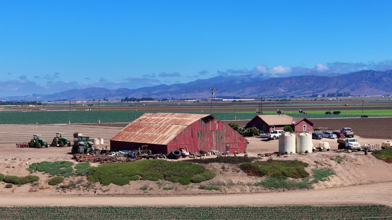 Fienile rosso e attrezzatura agricola nella Salinas Valley, Chular, California, USA