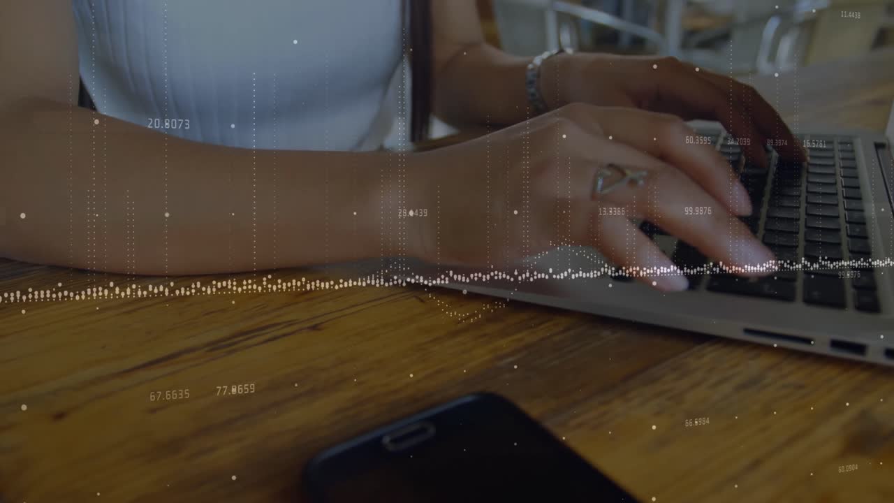 animación del procesamiento de datos financieros y estadísticas sobre la mujer caucásica usando computadora portátil