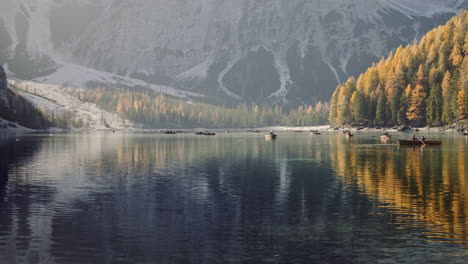 Tourists-paddling-a-boat-on-Lake-Braies-in-Italy