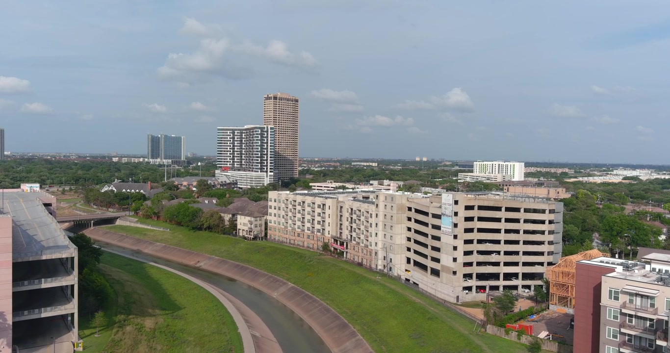 Inquadratura di apertura dall'alto del Buffalo Bayou a Houston, Texas