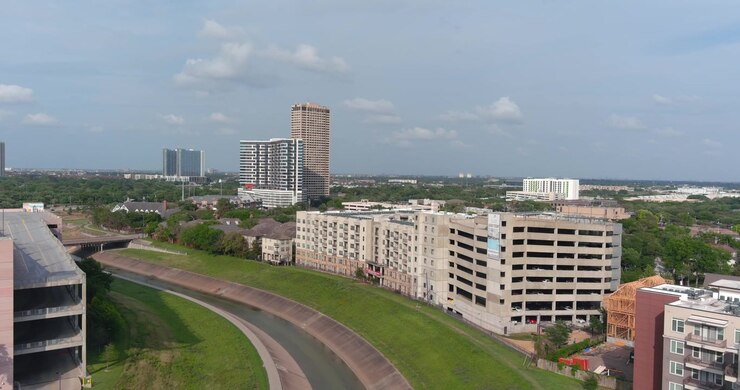Inquadratura di apertura dall'alto del Buffalo Bayou a Houston, Texas