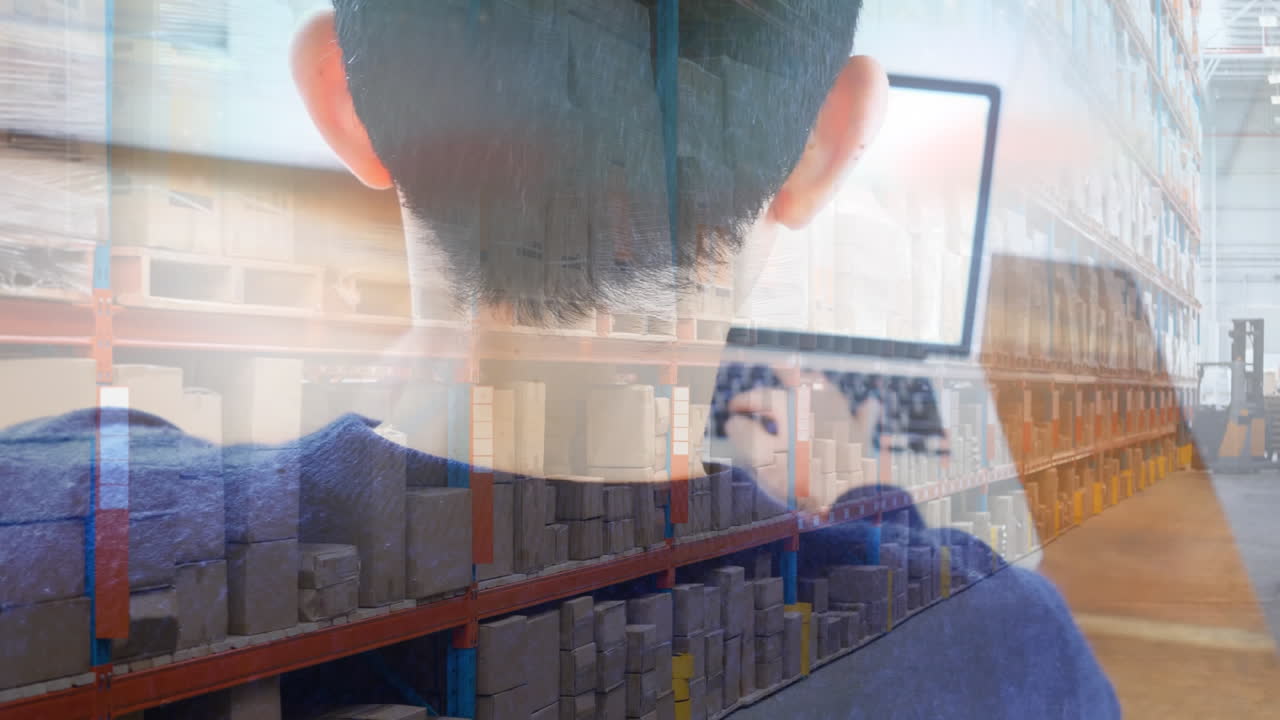 hombre caucásico en distanciamiento social comprando en línea en casa