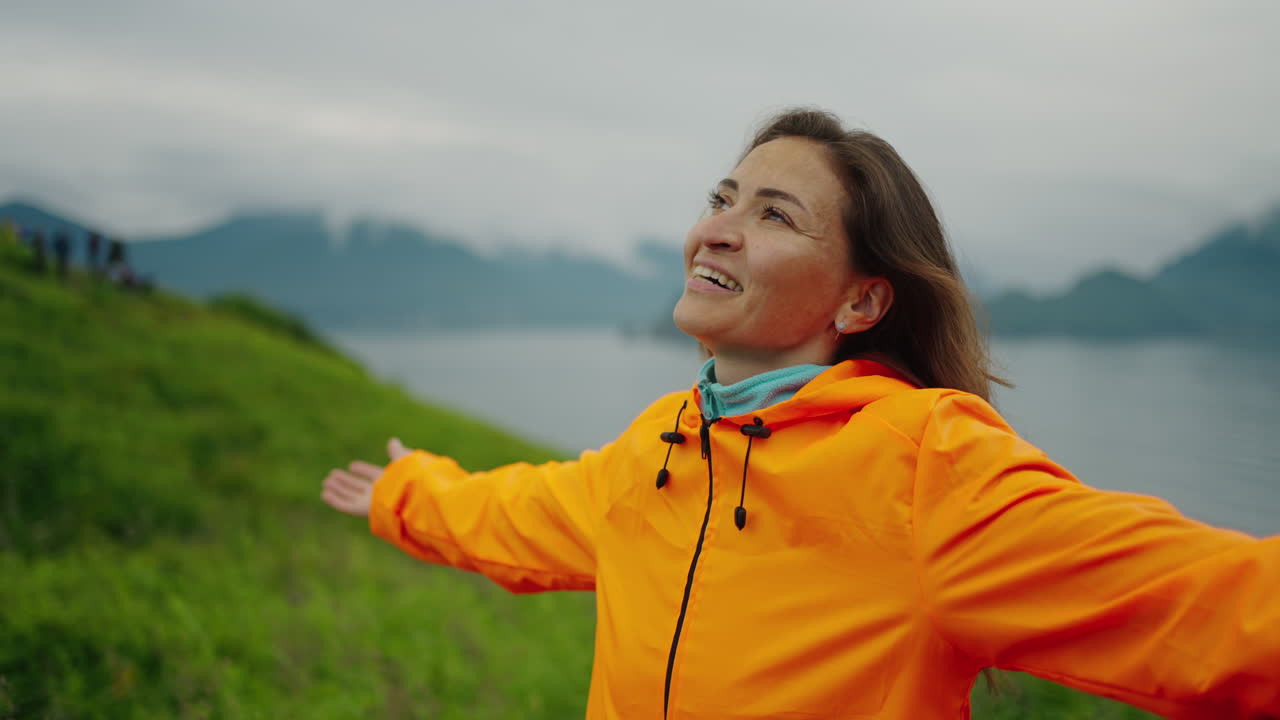 경치 좋은 풍경을 즐기는 여자