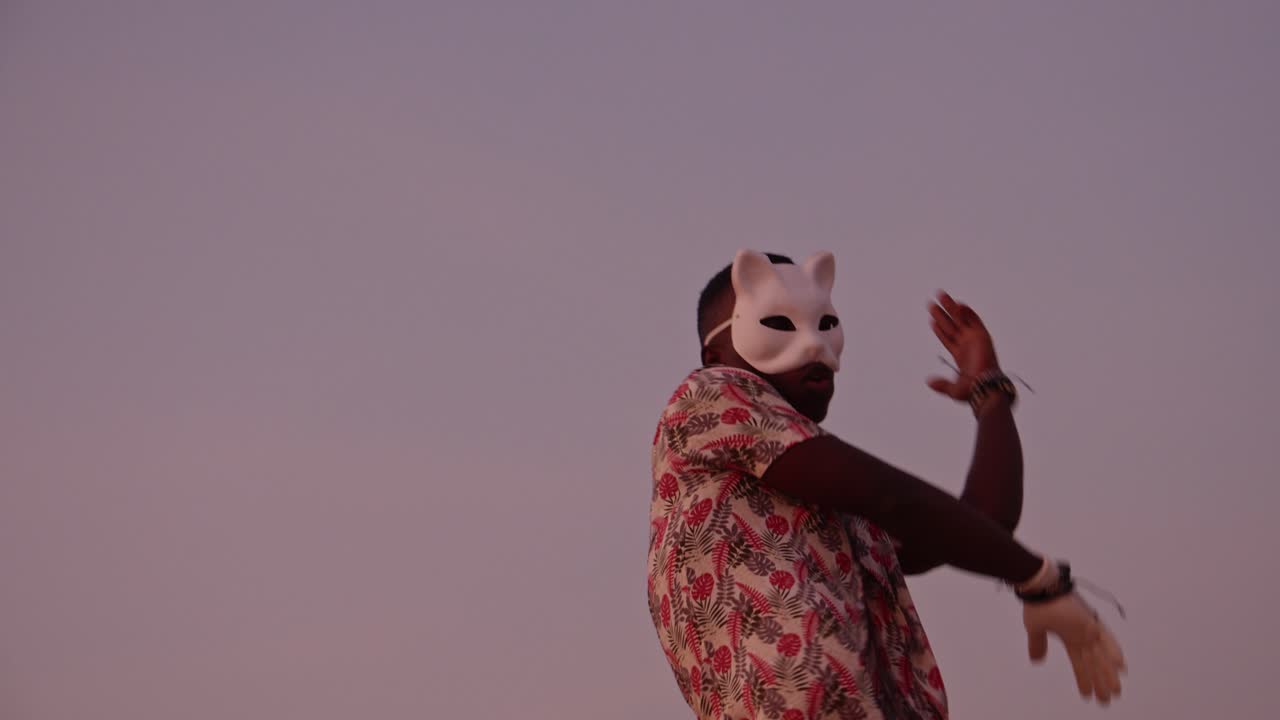 baile afroamericano en el desierto durante la puesta de sol