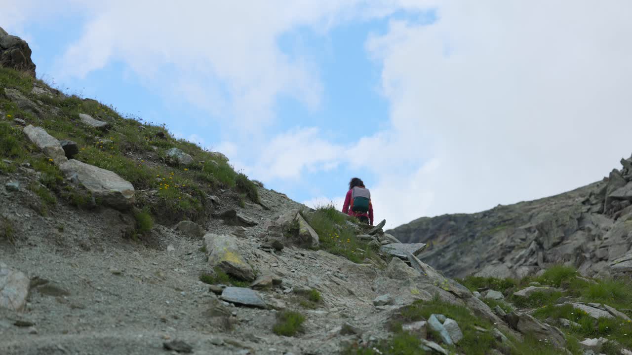이탈리아 롬바르디 주  ⁇ 마렌코 주  ⁇ 파네다 의 바위 산 호수 를 돌아다니는 배 ⁇  여행자