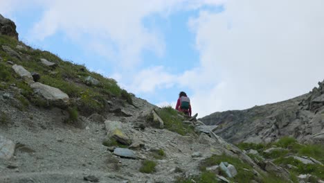 backpacker sui laghi delle montagne rocciose a campagneda, valmalenco, provincia di sondrio, lombardia, italia