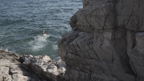 Mujer-Joven-Saltando-En-El-Mar