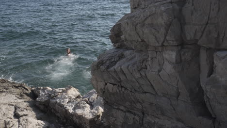 Junge-Frau-Springt-Ins-Meer