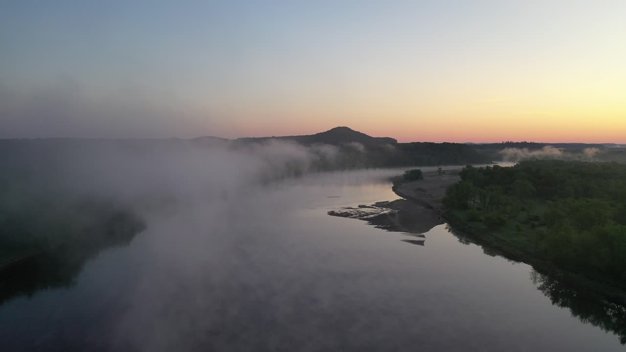 안개가 가득한 강의 해가 뜨는 곳
