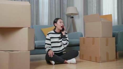 이동 도중 전화 를 하는 여자