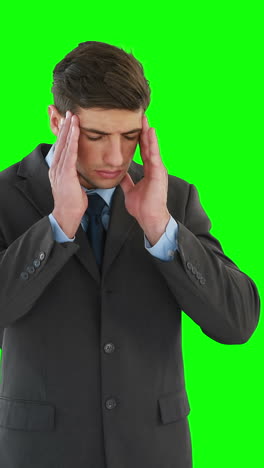 el hombre de negocios tiene dolor de cabeza.