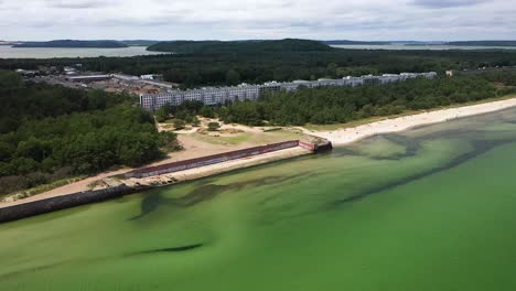 coloso de prora en la costa del mar báltico, construido por el régimen nazi en rugen, alemania - drone descendente