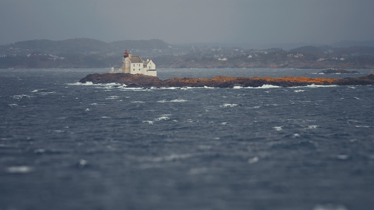 등대와 등대 관리자의 집은 크리스티안 샌드 해안 근처의 외로운 섬에 있습니다.