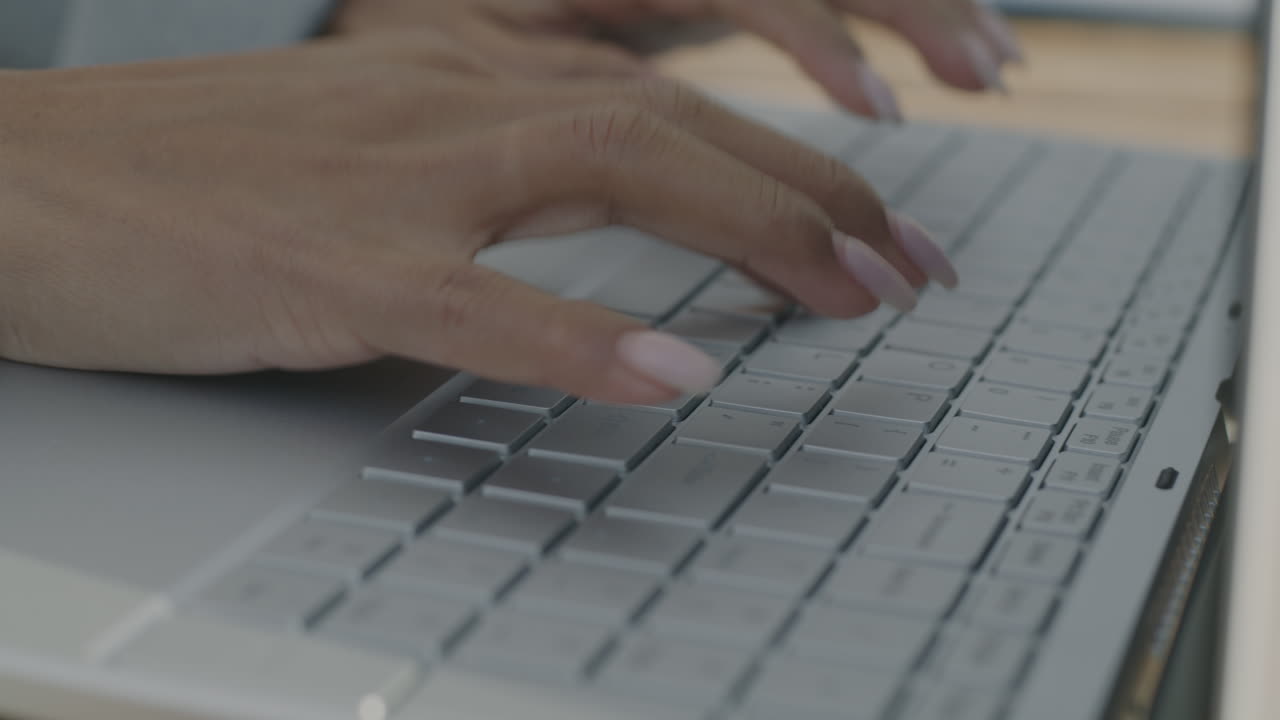 mujer escribiendo en una computadora portátil
