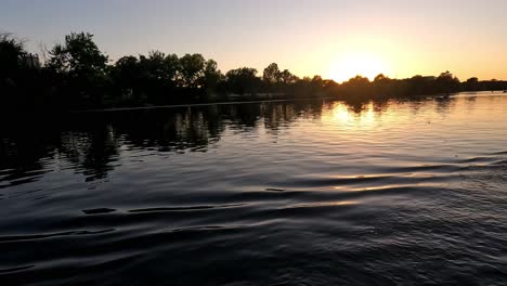 navegando hacia la puesta de sol