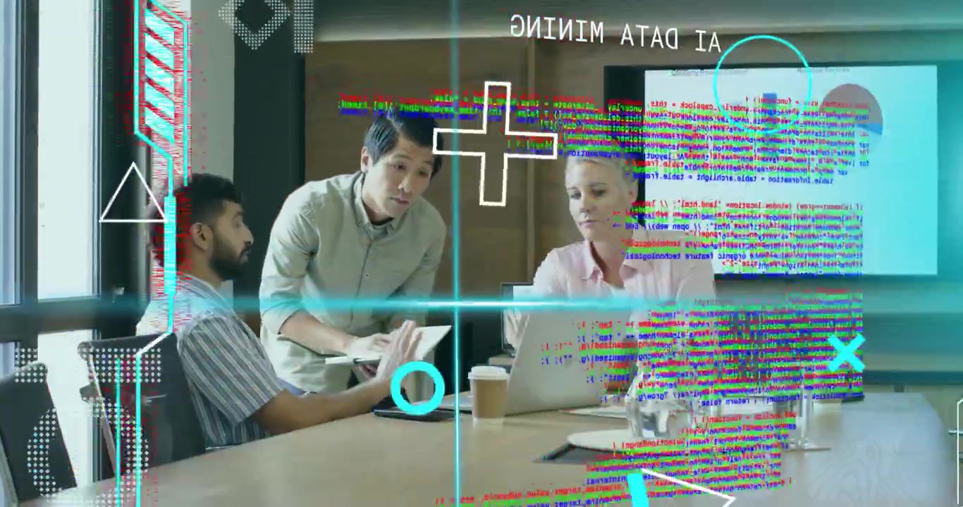Ældre kvinde scroller på laptop, starter forretningsanalyse med kolleger, der ser diagrammer på enheder.