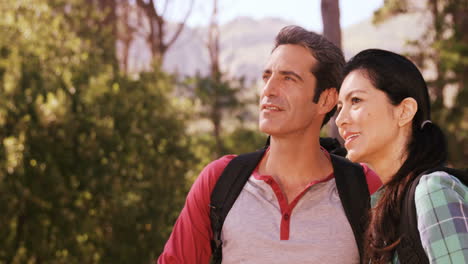 pareja buscando en alguna parte