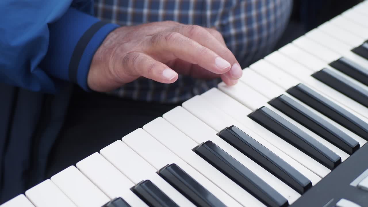 persona de edad avanzada tocando el teclado