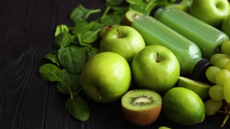 frutas y verduras mixtas verdes colocadas sobre una mesa de madera negra