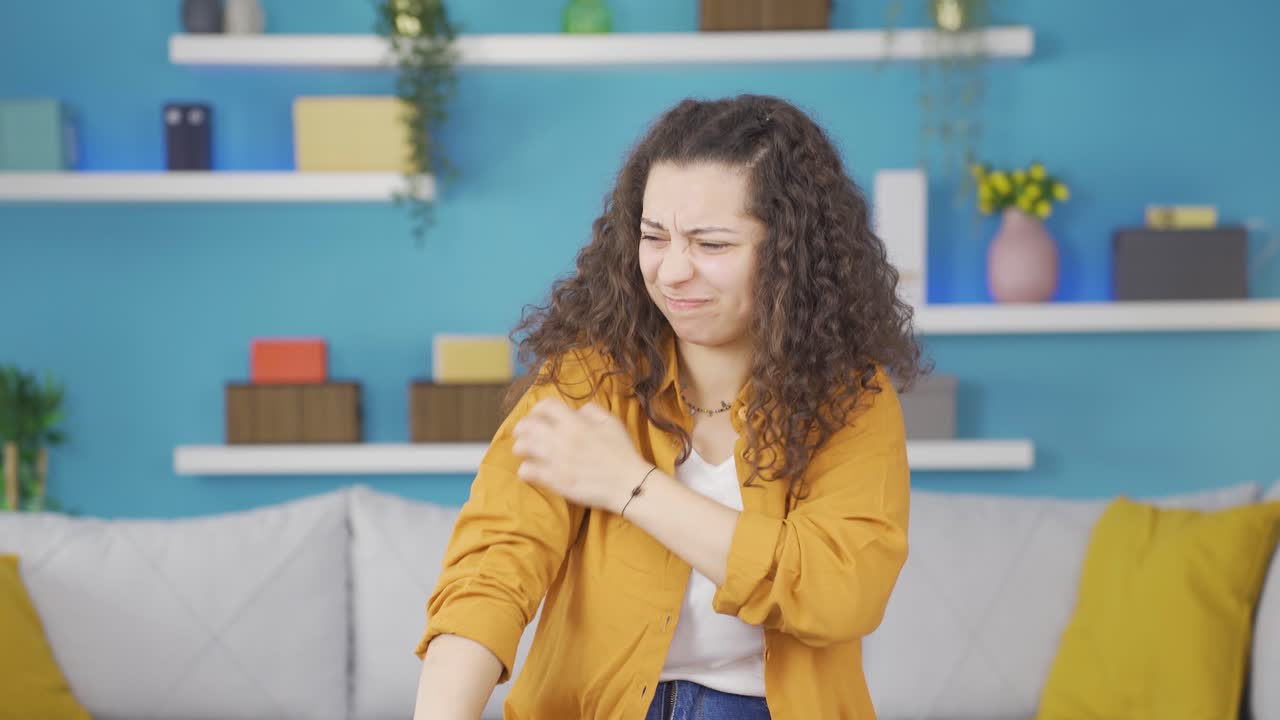 la joven que mira a la cámara tiene picazón.