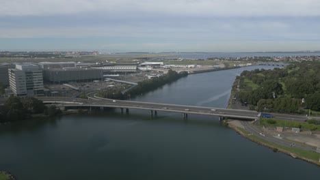 Autopista-Puente-De-Dos-Carriles-En-El-Aeropuerto-Internacional-De-Sydney