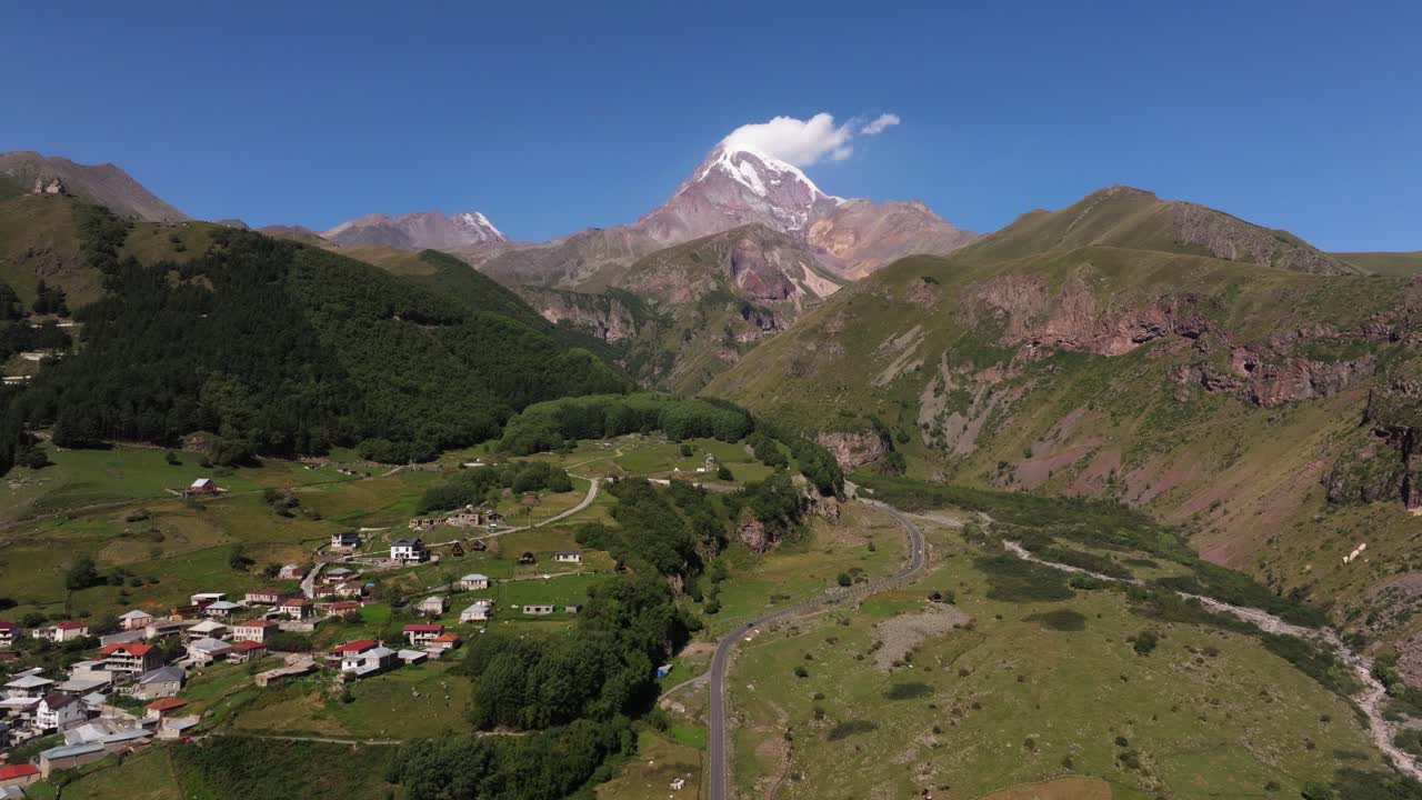 asombroso hiperlapso sobre el camino hacia el monte kazbek, georgia