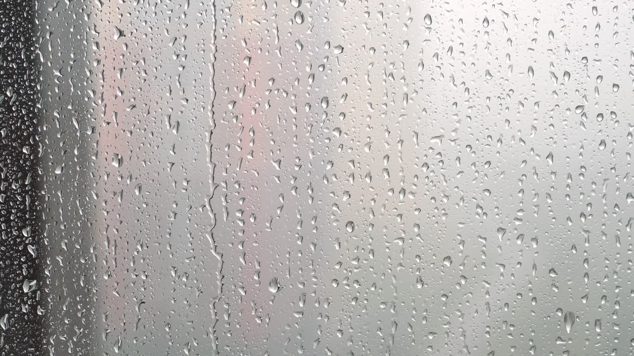 gotas de lluvia en una ventana