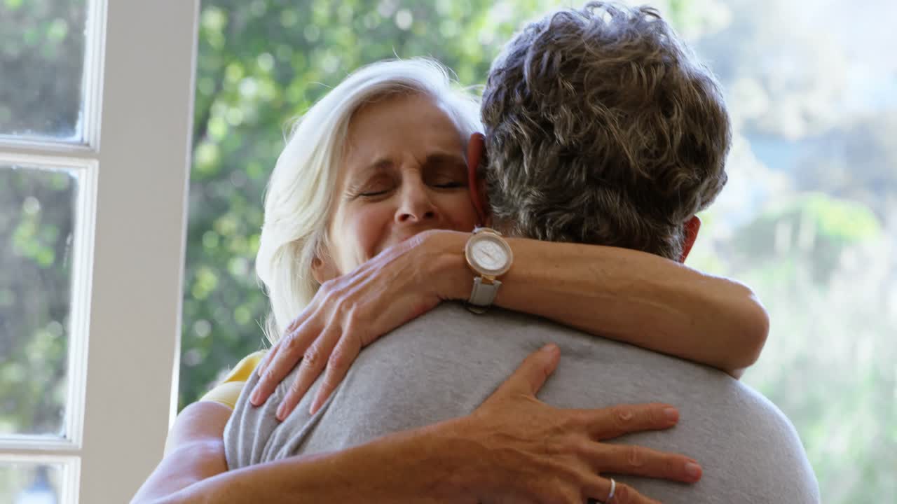 pareja de alto nivel bailando en el porche de la casa 4k