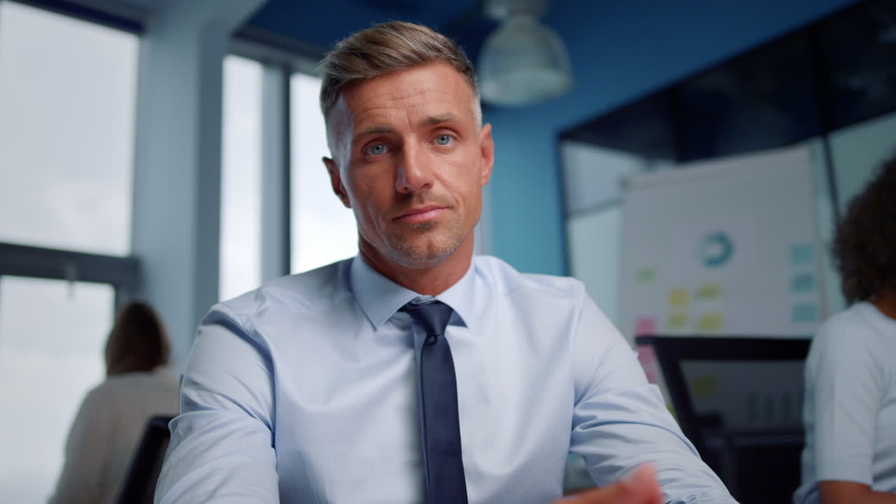 hombre de negocios serio video chateando en línea con socio de negocios