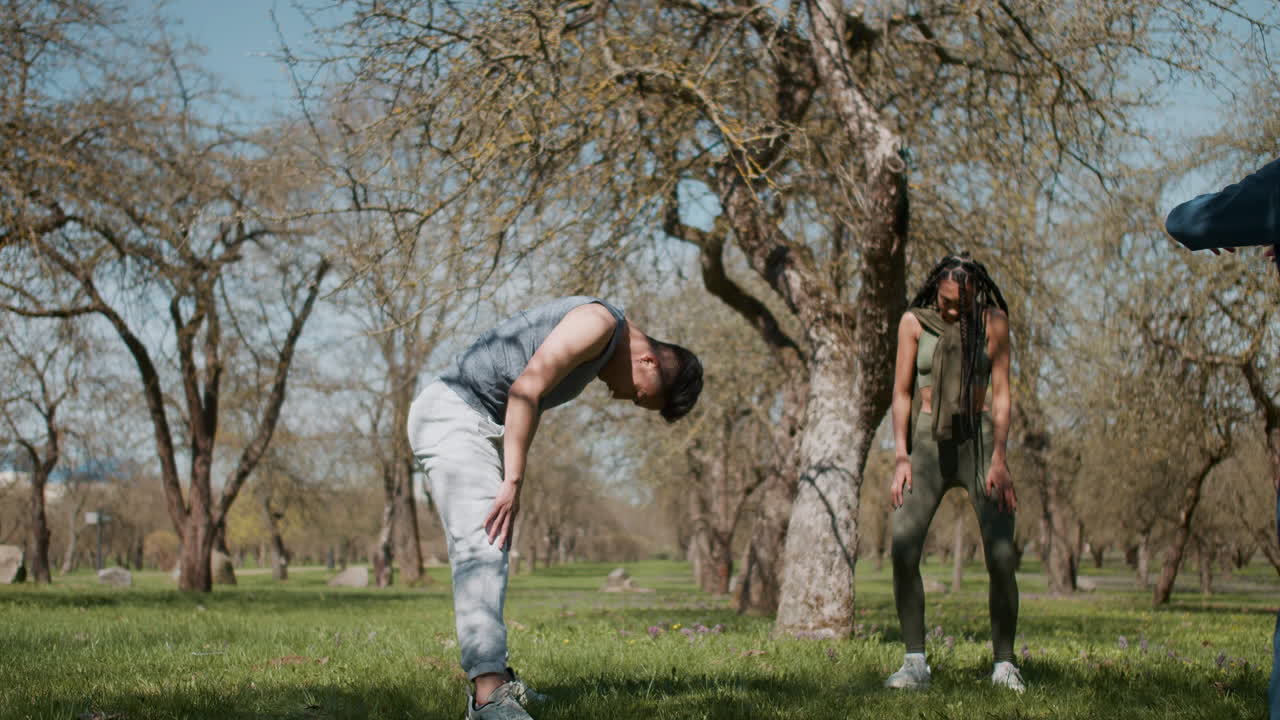 숲에서 어있는 사람들