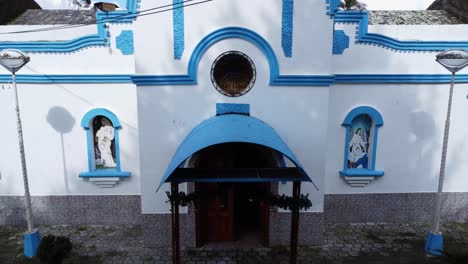 fotografía de la fachada de la iglesia católica en el barrio güitig, machachi, ecuador