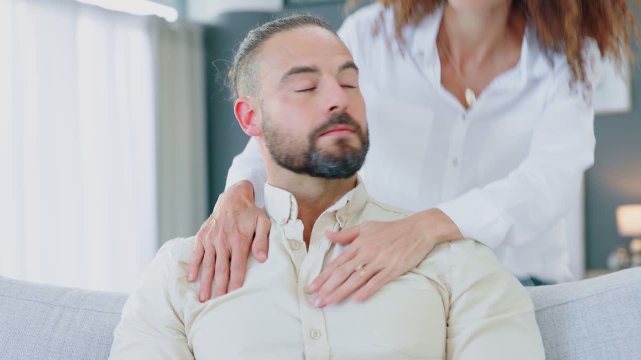 abrazo, pareja y amor en un sofá de casa con una sonrisa