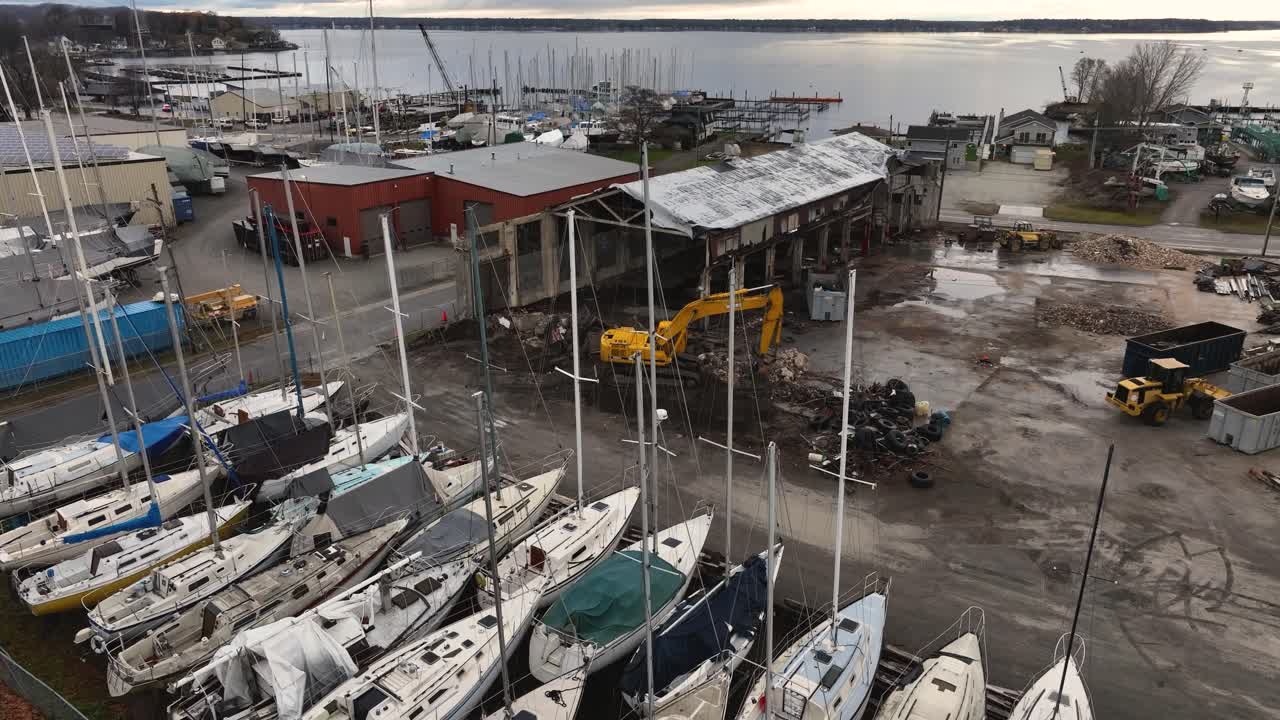 descendiendo y centrándose en el patio a medida que las nubes pesadas se mueven hacia la orilla
