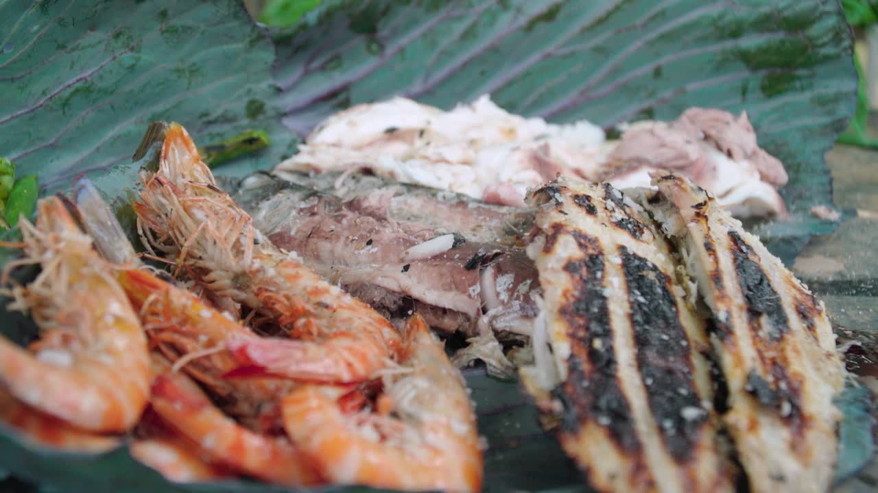 구운 생선과 새우 구이에 기름과 소금을 뿌림