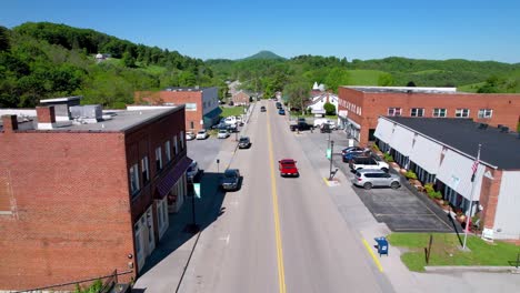 Autos-Auf-Der-Straße-In-Tazewell,-Virginia,-Im-Tazewell-County,-Virginia,-Fliegen-über-Stadtteile