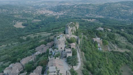 avión no tripulado luberon provenza saignon francia ciudad medieval al amanecer
