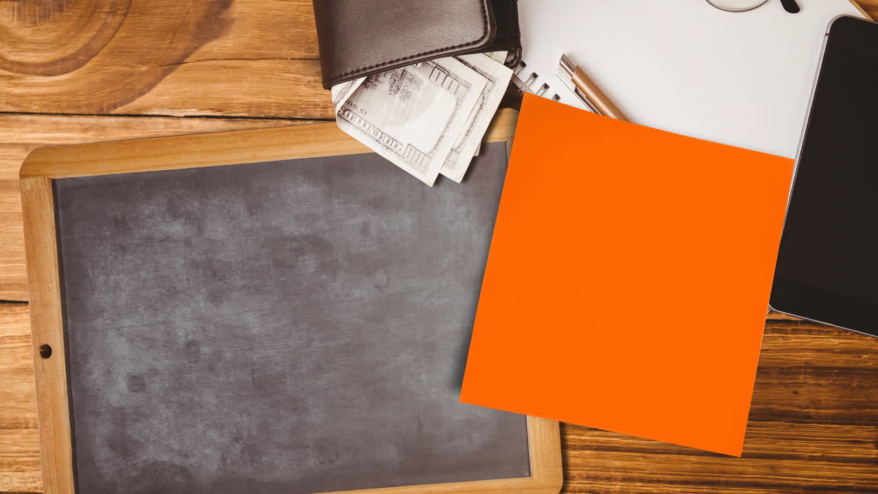 animación de nota de memorando con espacio de copia sobre la pizarra y billetera en el escritorio