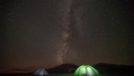 Acampar-Bajo-Las-Estrellas-Por-La-Noche-En-El-Lapso-De-Tiempo-De-La-Tienda