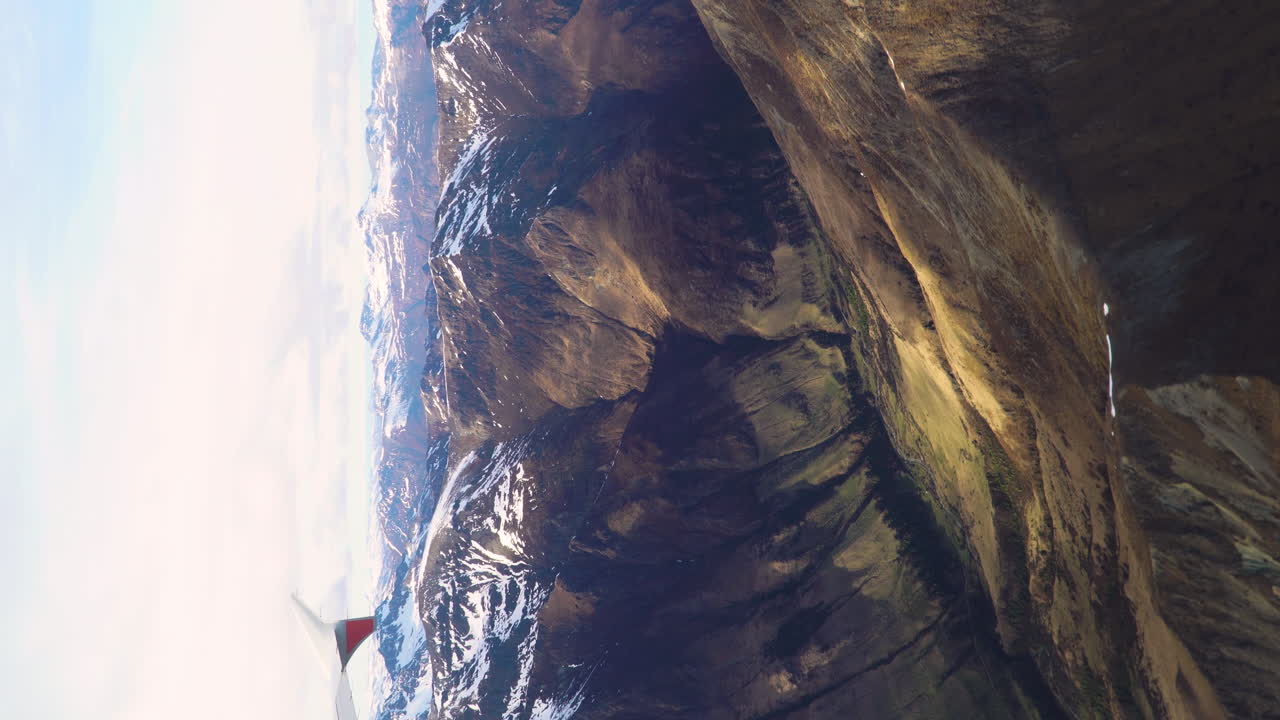 mirando por la ventana del avión el esplendor de los notables