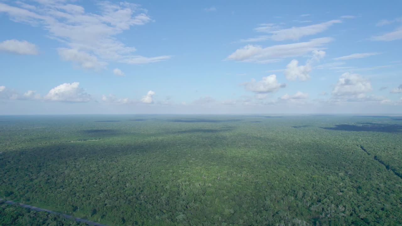 멕시코 킨타나로오 주에서 "펠리페 카릴로 푸에르토" 10km 지점에 있는 "트렌 마야" 프로젝트 라인의 삼림 벌채를 통해 남쪽에서 북쪽으로 공중 파노라마 전망