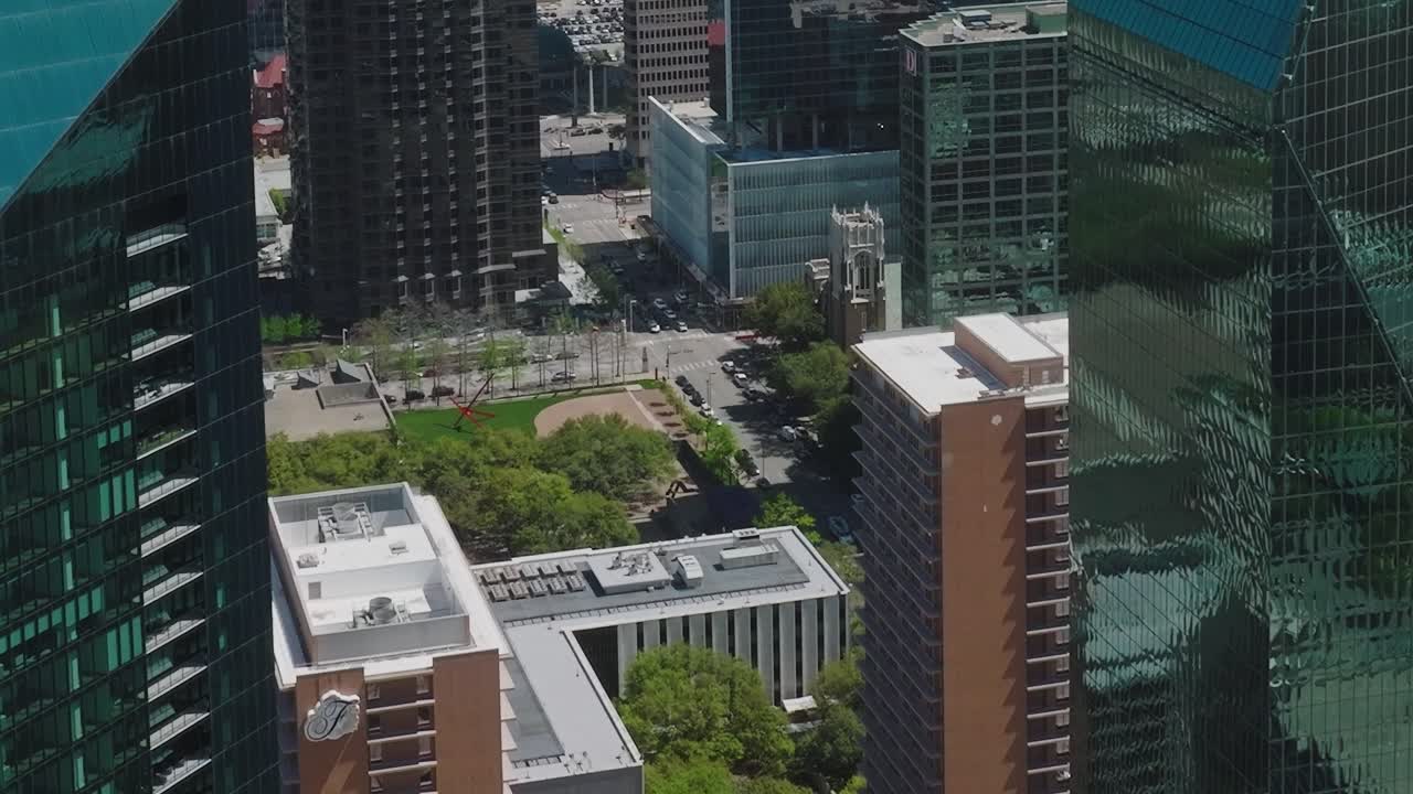 Vista del centro de Dallas (Texas) desde arriba, con edificios y calles