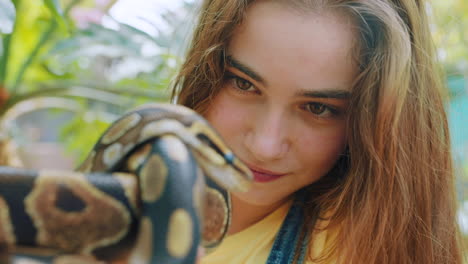 serpiente, animal y chica en el zoológico