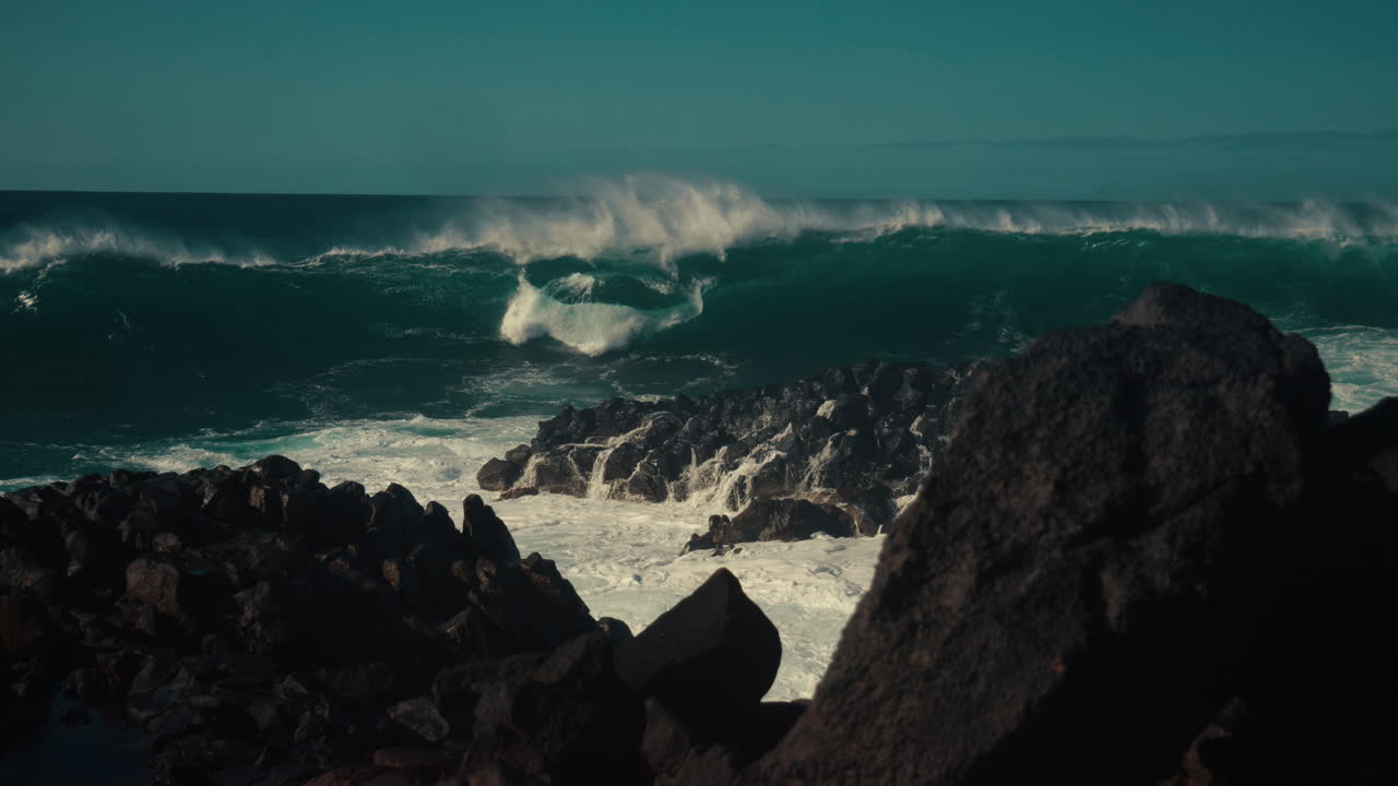 poderosas olas del océano chocando contra la costa rocosa