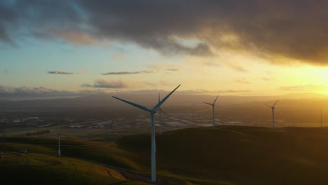 Aerial-tracking-shot-of-a-Eolic-wind-farm-in-California,-moody-evening-in-USA