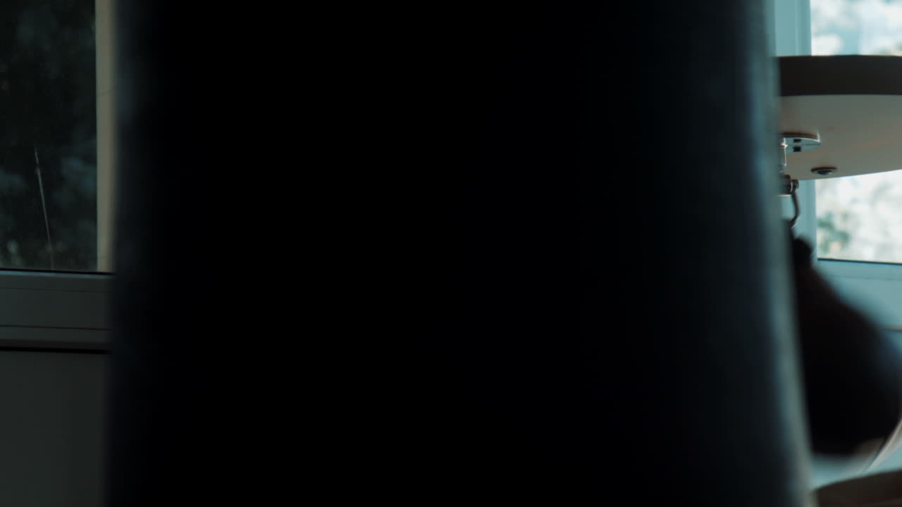 권투 가방 을 들고 권투 를 연습 하는 사람