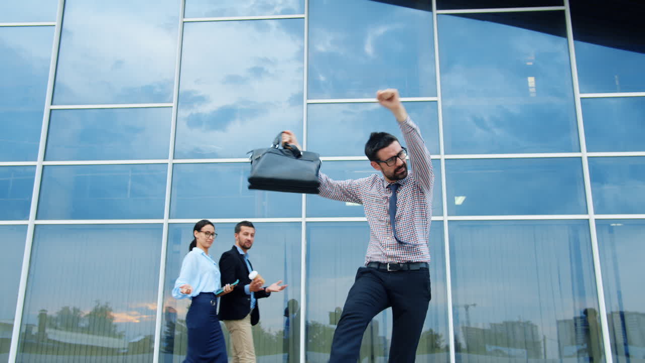un hombre de negocios emocionado celebrando el éxito.