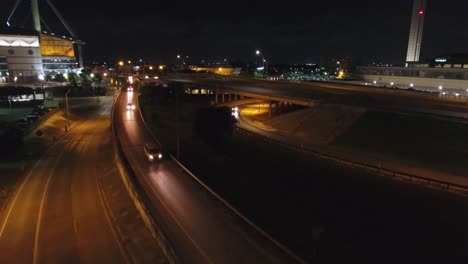 Un-Sobrevuelo-Aéreo-Nocturno-De-Una-Carretera-De-San-Antonio