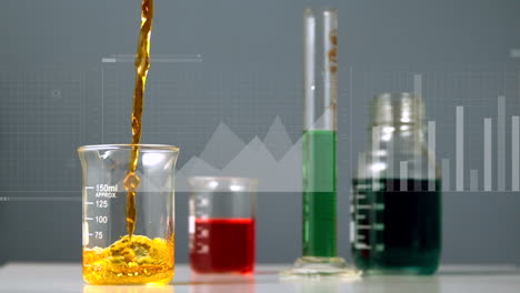 animación del procesamiento de datos sobre vasos con líquido sobre fondo gris